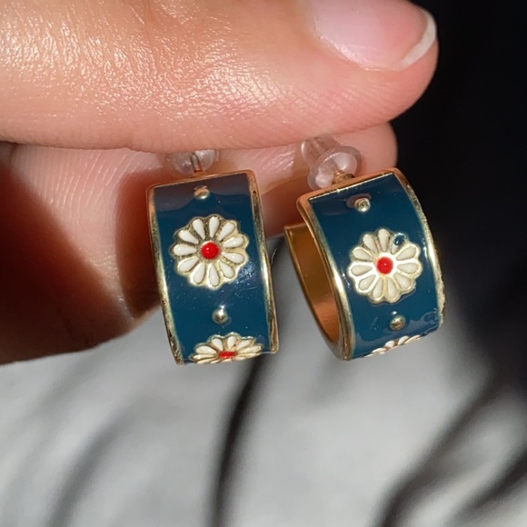 💍Gold SS Plated Flower Enamel Earrings 💍 - Picture 2 of 5